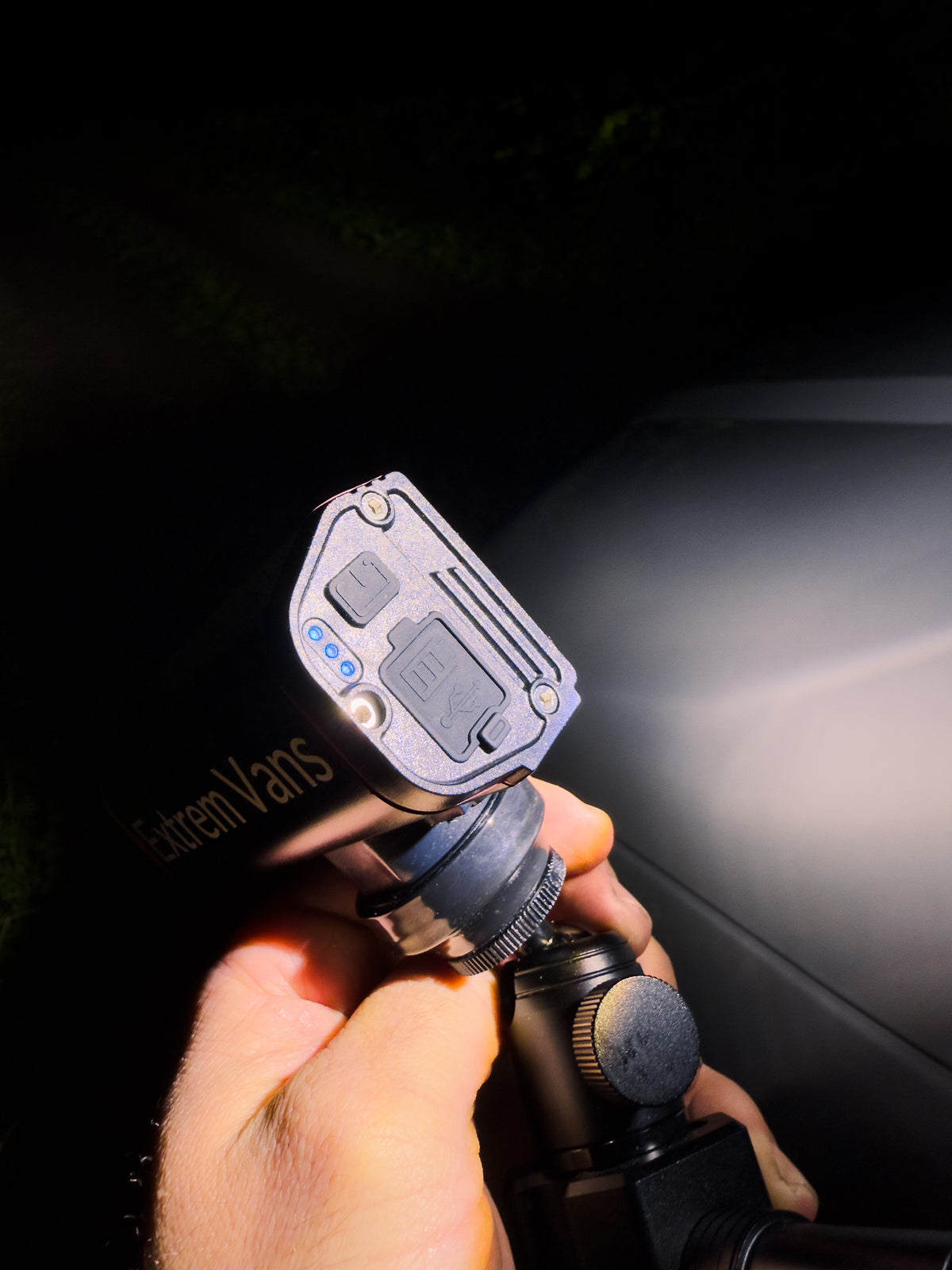 Akku Scheinwerfer mit Magnet oder Saugnapf