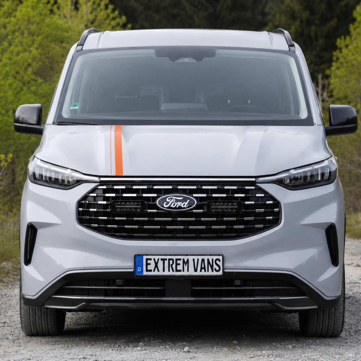 Ford Van mit LED-Zusatzscheinwerfern und Kühlergrill-Halter von Extrem Vans